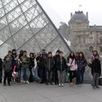 Die deutschen Schülerinnen und Schüler zusammen mit ihren Austauschpartnern vor der großen Pyramide im Innenhof des Louvre