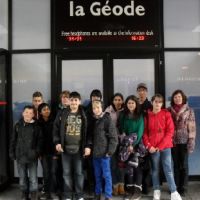 Vor dem Eingang zum Kino mit Großleinwand