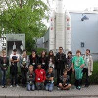 Gruppenbild der deutschen Austauschpartnerinnen und –partner zusammen mit ihrer Führerin (rechts) vor einem Modell der europäischen Trägerrakete Ariane 5 im ESOC in Darmstadt.