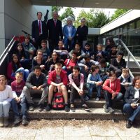 Nach dem Empfang in der Helene-Lange-Schule: Deutsche und französische Austauschschülerinnen und Austauschschüler vor dem Haupteingang der Schule.