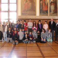 Empfang im Römer, Gruppenbild unter dem Bildnis Karls des Großen, des „Stammvaters“ der deutschen und der französischen Geschichte: v. l. n. r.: Hr. Rose, Fr. Rossler, Fr. Ballay, Fr. Enger, die deutschen und französischen Austauschpartnerinnen und –partner, Hr. Peschke, Hr. Mensinger, Hr. Baier.