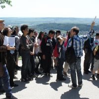 Hr. Vidal-Naquet (links) und Hr. Rose erläutern die deutsch-französische Geschichte anhand des Niederwalddenkmals.
