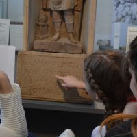 08 Entziffern einer Inschrift im Archäologisches Museum