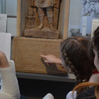 08 Entziffern einer Inschrift im Archäologisches Museum