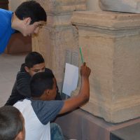 09 Entziffern einer Inschrift im Archäologisches Museum