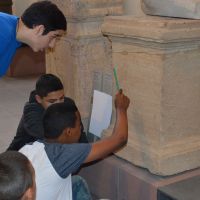 09 Entziffern einer Inschrift im Archäologisches Museum