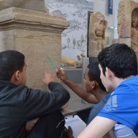 10 Entziffern einer Inschrift im Archäologisches Museum