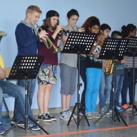 A002 Eröffnung mit der Bigband in der Pausenhalle