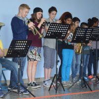 A002 Eröffnung mit der Bigband in der Pausenhalle