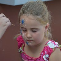 A018 Schülerinnen beim Kinderschminken