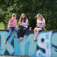 A021 Schülerinnen beim schulfest