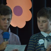 Schüler der 5. Klassen lesen stellvertretend für alle Fünftklässler die Erziehungsvereinbarungen vor