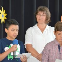 Schüler der 5. Klassen lesen stellvertretend für alle Fünftklässler die Erziehungsvereinbarungen vor