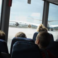 Frankreichaustausch 2017 Frankfurt: Flughafenrundfahrt. Im Hintergrund ein Airbus A380, das größte Passagierflugzeug der Welt.