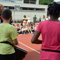 Begeisterte Zuhörer und -schauer beim Trommeworkshop der 6d; Foto: N. Schäfer