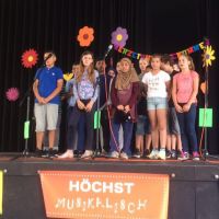 Begrüßung durch die 6. Klassen