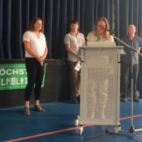 Eine Mutter unterschreibt die Erziehungsvereinbarung