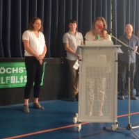 Eine Mutter unterschreibt die Erziehungsvereinbarung