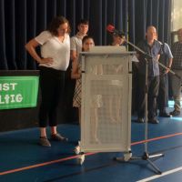 Eine Schülerin unterschreibt die Erziehungsvereinbarung