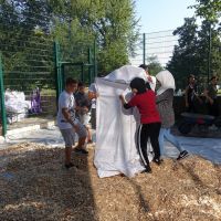 Der erste Sack wird gemeinsam geleert