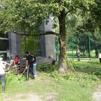 Schülerpower mit schweren Werkzeugen