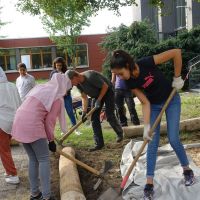 Gemeinsam die Rahmung befestigen