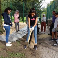 Das macht Spaß: Mit dem riesigen Hammer alles in Position bringen