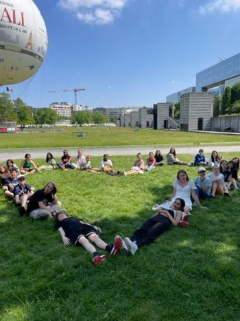 Die deutschen und französischen Austauschschüler*innen 2023 im Parc André-Citroën in Paris vor dem Ballon de Paris. Die deutschen und französischen Austauschschüler*innen 2023 im Parc André-Citroën in Paris vor dem Ballon de Paris.